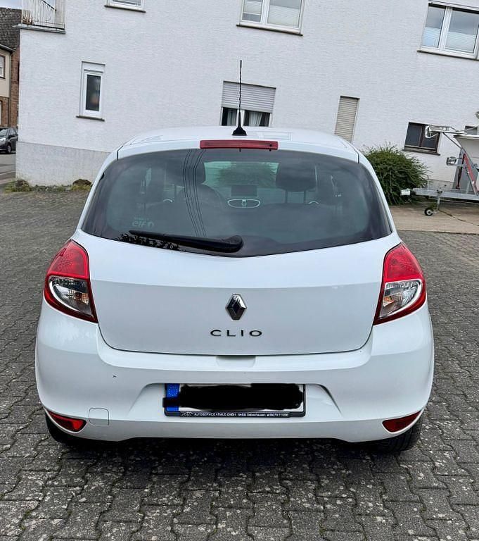 Gebraucht Renault Clio II 101 PS (74 kW) 2009 Weiß Limousine
