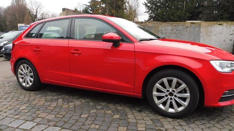 Gebraucht Audi A3 Attraction 110 PS (80 kW) 2015 Rot Limousine