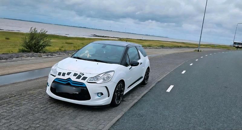 Weiß Gebraucht 2012 Citroën DS3 Sport Chic Kleinwagen | 5.500 € (Teuer) - Bild 1/4
