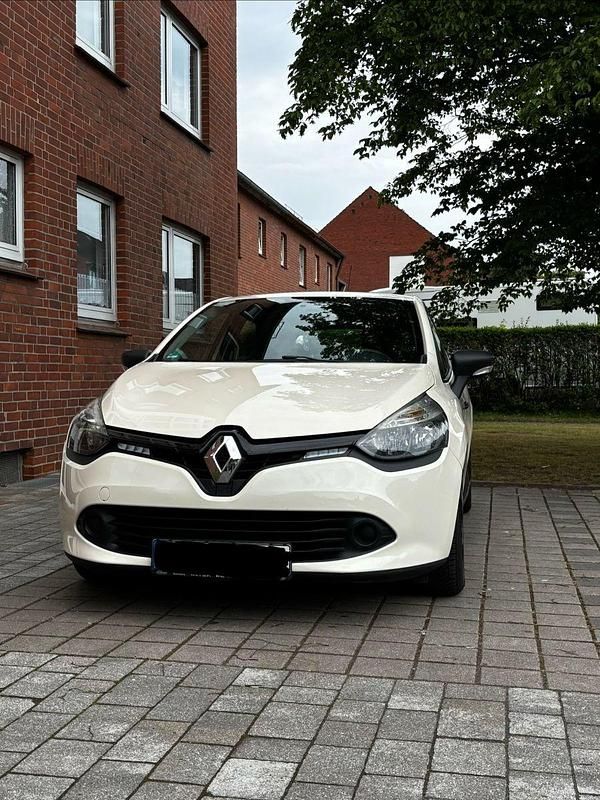 Beige Gebraucht 2015 Renault Clio IV Life Kleinwagen | 4.790 € (Fairer Preis) - Bild 1/4