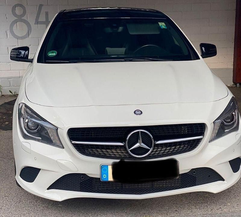 Weiß Gebraucht 2016 Mercedes CLA200 Shooting Brake Kombi | 15.000 € (Guter Preis) - Bild 1/4