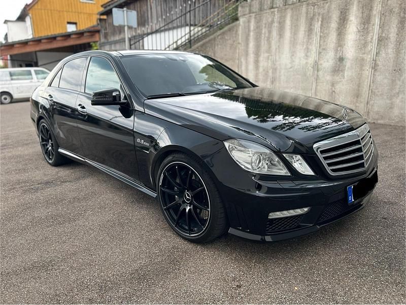 Schwarz Gebraucht 2009 Mercedes E63 AMG AMG Limousine | 25.200 € - Bild 1/4