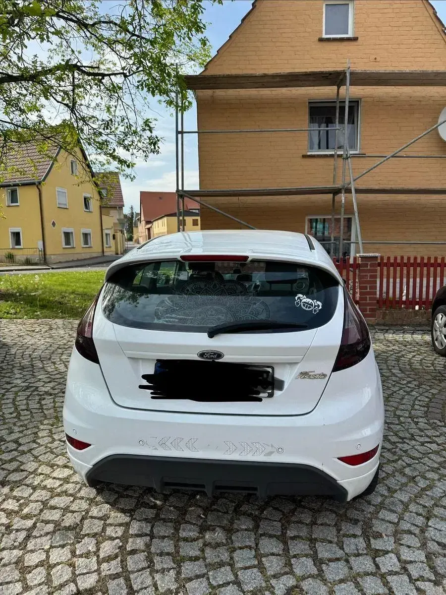 Gebraucht Ford Fiesta Ambiente 60 PS (44 kW) 2010 Weiß Limousine