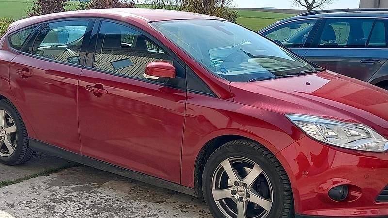 Gebraucht Ford Focus 75 PS (55 kW) 2013 Rot Limousine