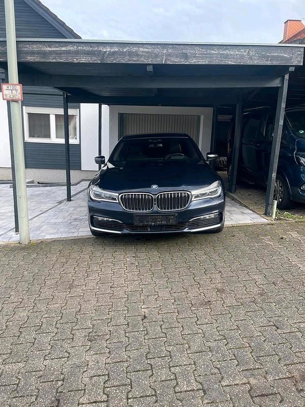 Blau Gebraucht 2018 BMW 750L Limousine | 23.900 € (Guter Preis) - Bild 1/4