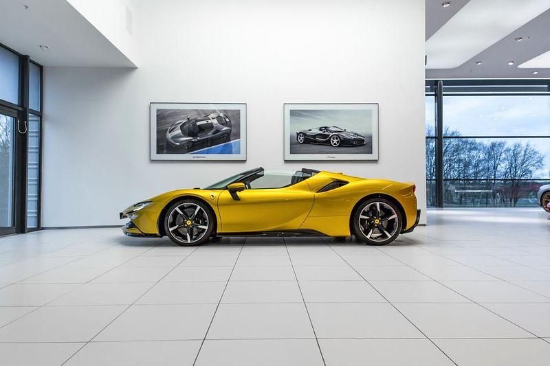 Gelb Gebraucht 2022 Ferrari SF90 Cabrio | 480.975 € (Fairer Preis) - Bild 1/4