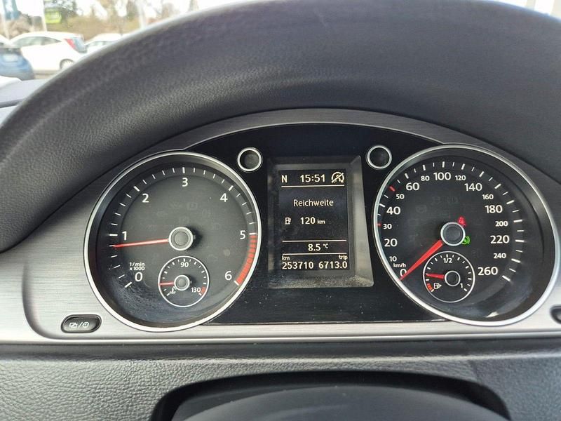 Gebraucht VW Passat Comfortline 140 PS (102 kW) 2013 Blau Kombi