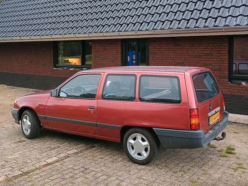 Rot Gebraucht 1989 Opel Kadett Kombi | 1.850 € - Bild 1/4