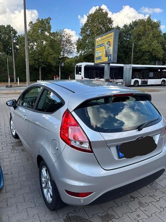 Gebraucht Ford Fiesta Celebration 80 PS (58 kW) 2016 Silber Kleinwagen
