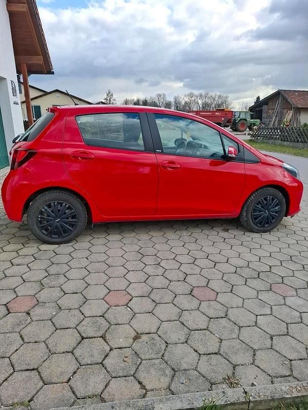 Gebraucht Toyota Yaris 99 PS (72 kW) 2016 Rot Kleinwagen