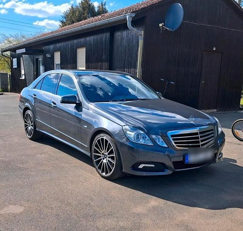 Grau Gebraucht 2009 Mercedes E220 Limousine | 14.000 € (Teuer) - Bild 1/4