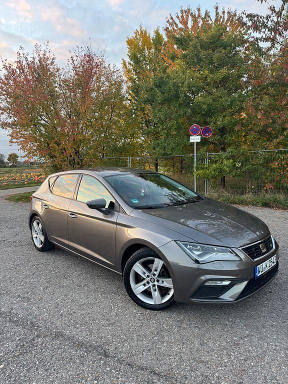 Grau Gebraucht 2018 Seat Leon FR Limousine | 11.400 € (Fairer Preis) - Bild 1/4