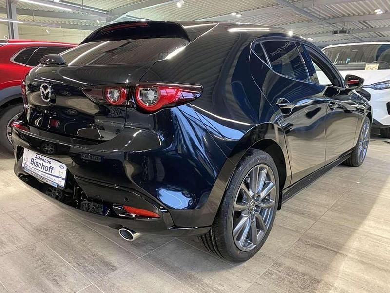 Neu Mazda 3 Sky 140 PS (102 kW) 2026 Jet blackmetallic Limousine