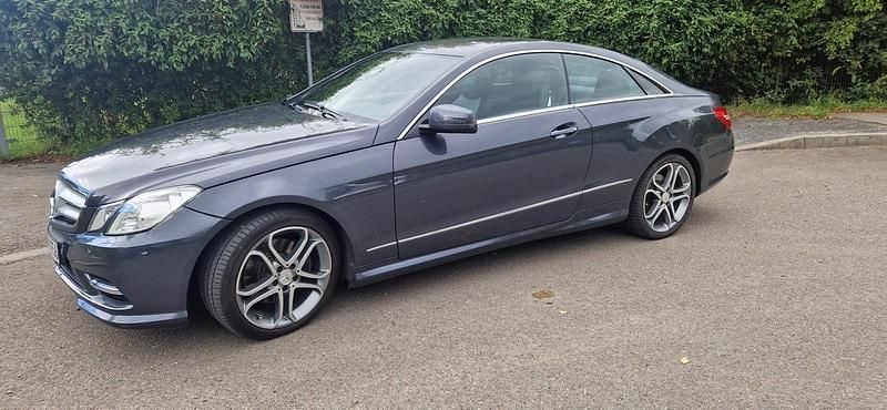 Grau Gebraucht 2013 Mercedes E200 Coupé | 15.500 € (Fairer Preis) - Bild 1/4