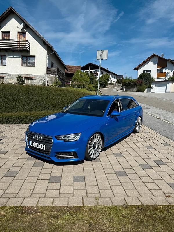 Blau Gebraucht 2017 Audi A4 S-Line Kombi | 22.000 € - Bild 1/4