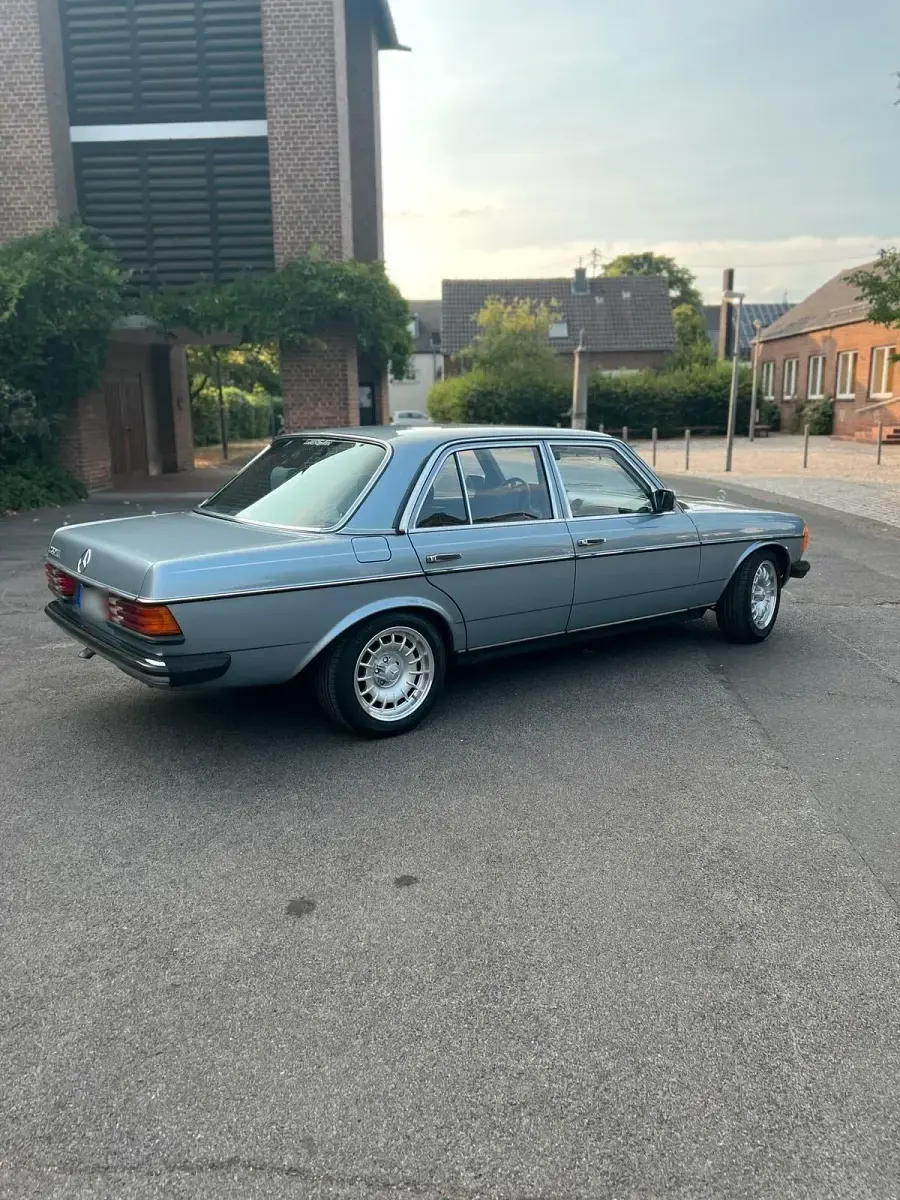 Gebraucht Mercedes E230 136 PS (100 kW) 1984 Blau Limousine