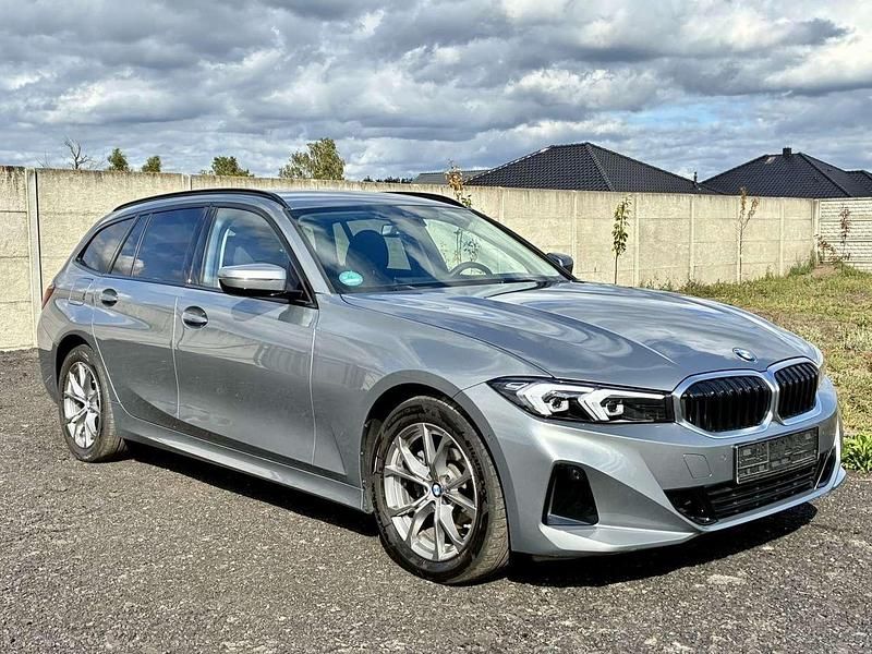 Grau metallic Gebraucht 2024 BMW 318 Kombi | 32.990 € (Fairer Preis) - Bild 1/4