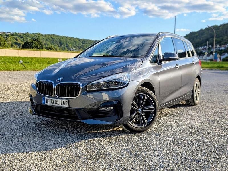 Grau Gebraucht 2019 BMW 216 Gran Tourer Sport Line Van / Kleinbus | 17.499 € (Fairer Preis) - Bild 1/4