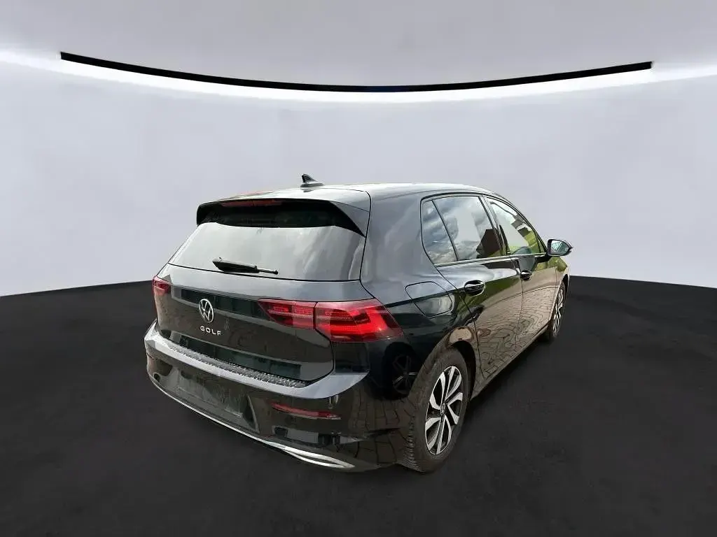 Gebraucht VW Golf VIII Active 150 PS (110 kW) 2022 Deep black perleffekt (metallic) Limousine