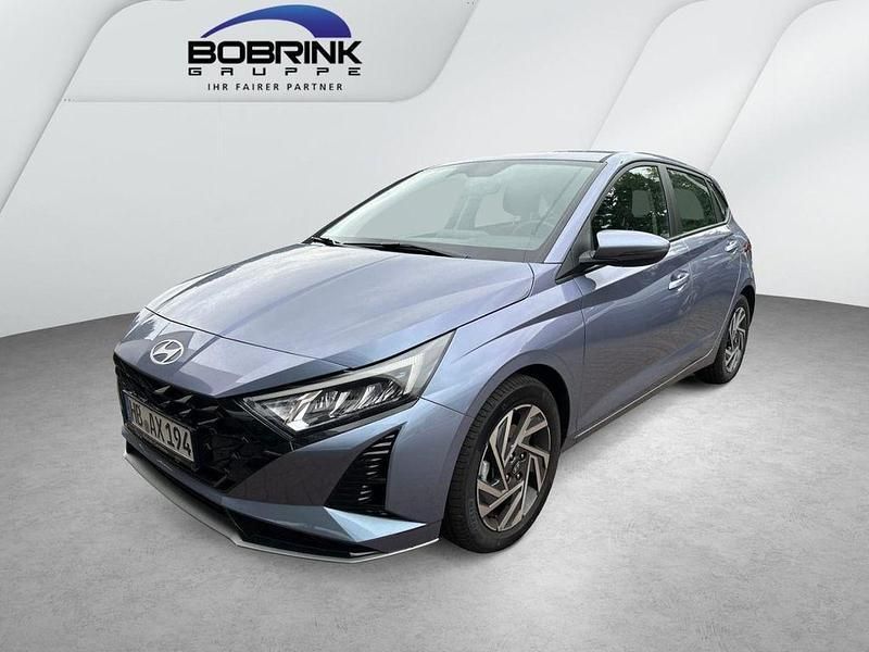 Blau Gebraucht 2025 Hyundai i20 Trend Limousine | 20.490 € (Teuer) - Bild 1/4