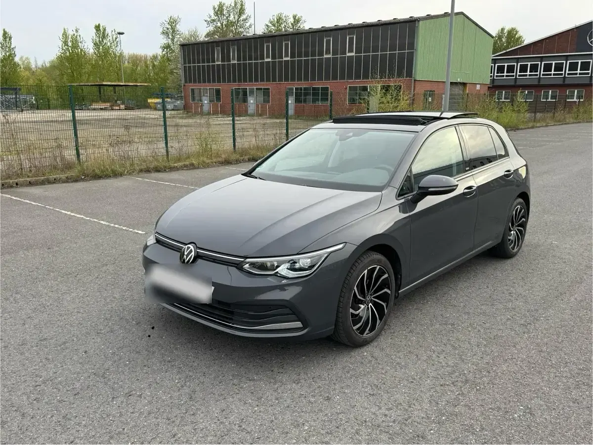 Gebraucht VW Golf VIII 131 PS (96 kW) 2022 Grau Limousine