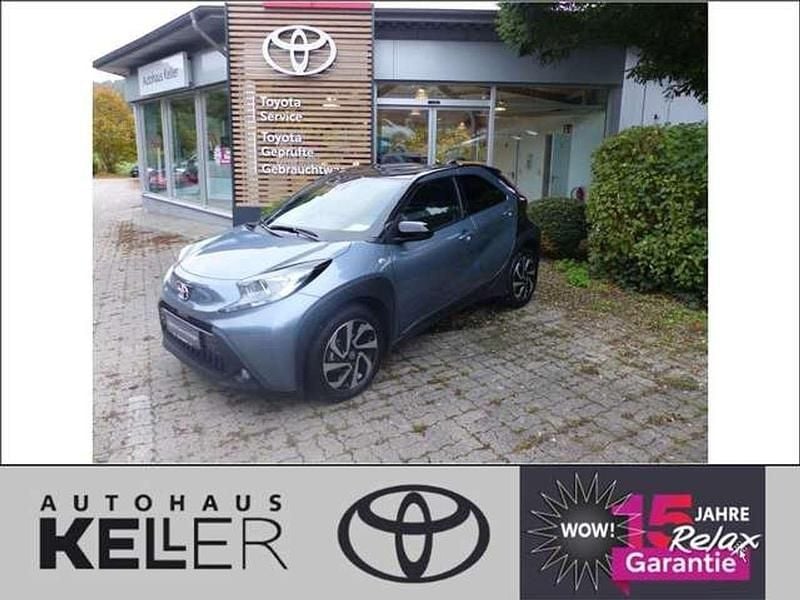 Celestite grey metallic/ dach Gebraucht 2024 Toyota Aygo Team Kleinwagen | 17.480 € (Fairer Preis) - Bild 1/4