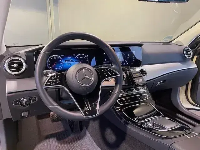 Używany Mercedes E220 200 KM (147 kW) 2023 Beżowy Kombi