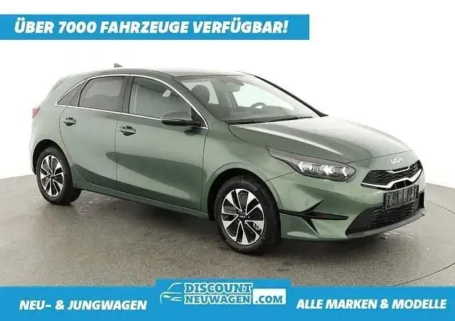 Experience grün metallic Neu 2025 Kia Ceed Limousine | 24.895 € (Fairer Preis) - Bild 1/4