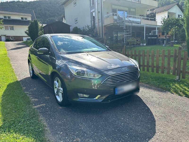 Gebraucht Ford Focus Titanium 125 PS (91 kW) 2015 Grau Limousine
