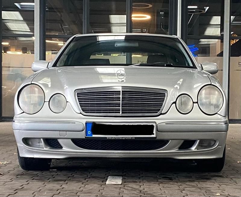 Second-hand Mercedes E220 145 CP (106 kW) 2001 Argintiu Berlinǎ