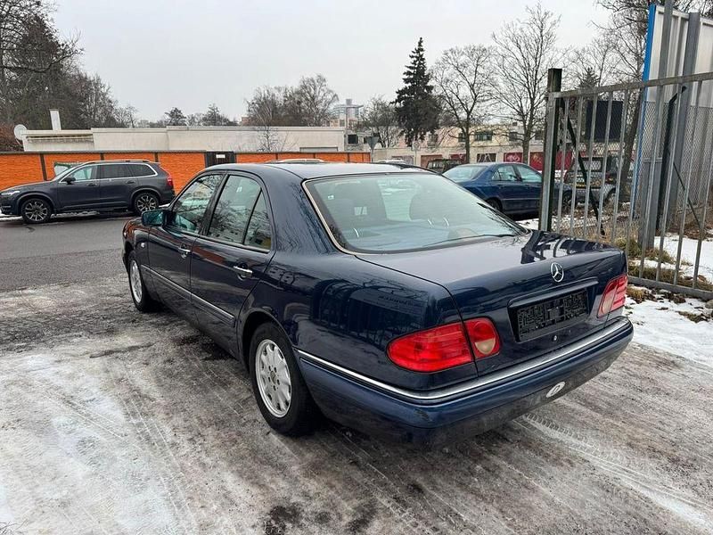 Gebraucht Mercedes E200 Elegance 136 PS (100 kW) 1996 Blau Limousine