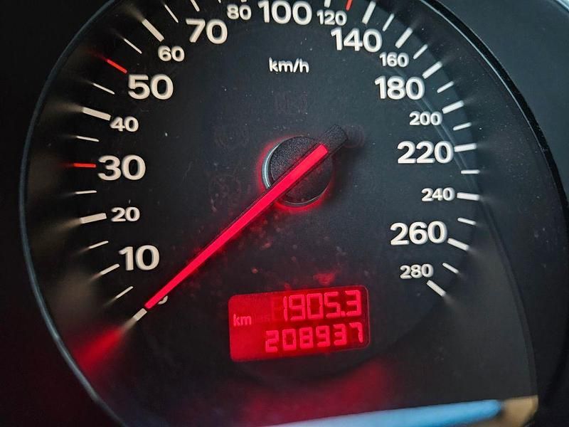 Usata Audi A8 334 CV (245 kW) 2003 Viola Berlina