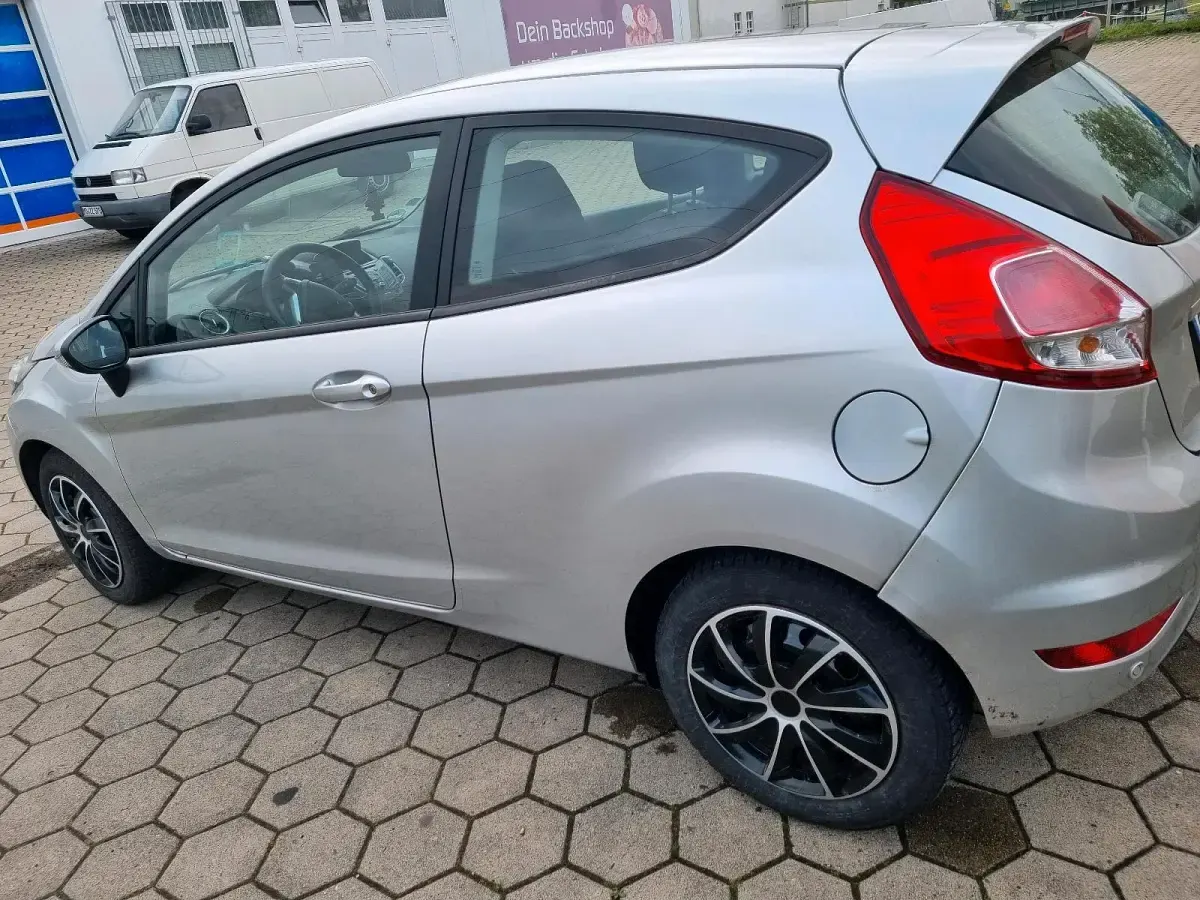 Gebraucht Ford Fiesta 90 PS (66 kW) 2016 Silber Kleinwagen
