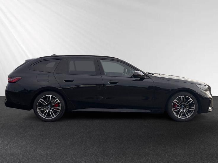 Neu BMW 520 M Sport 197 PS (144 kW) 2025 Black sapphire metallic Kombi