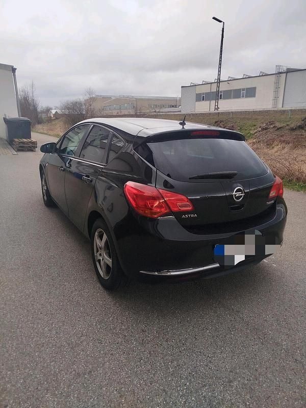 Gebraucht Opel Astra 140 PS (102 kW) 2014 Schwarz Limousine