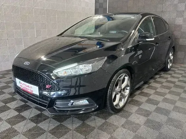 Używany Ford Focus ST 250 KM (183 kW) 2018 Czarny Sedan/Limuzyna