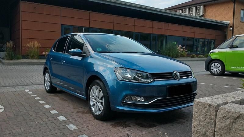 Gebraucht VW Polo 60 PS (44 kW) 2015 Blau Kleinwagen