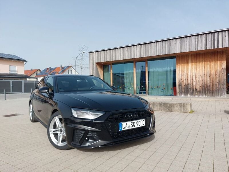 Schwarz Gebraucht 2022 Audi A4 S-Line Kombi | 32.900 € (Fairer Preis) - Bild 1/4