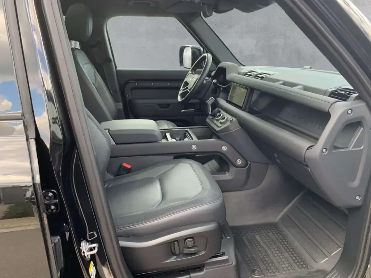 Gebraucht Land Rover Defender SE Dynamic 249 PS (183 kW) 2023 Schwarz SUV