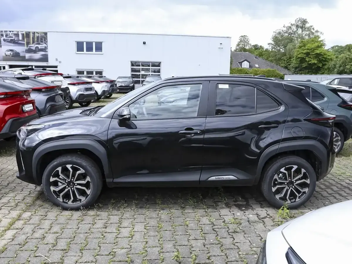 Neu Toyota Yaris Cross 131 PS (96 kW) 2026 Mysticschwarz SUV