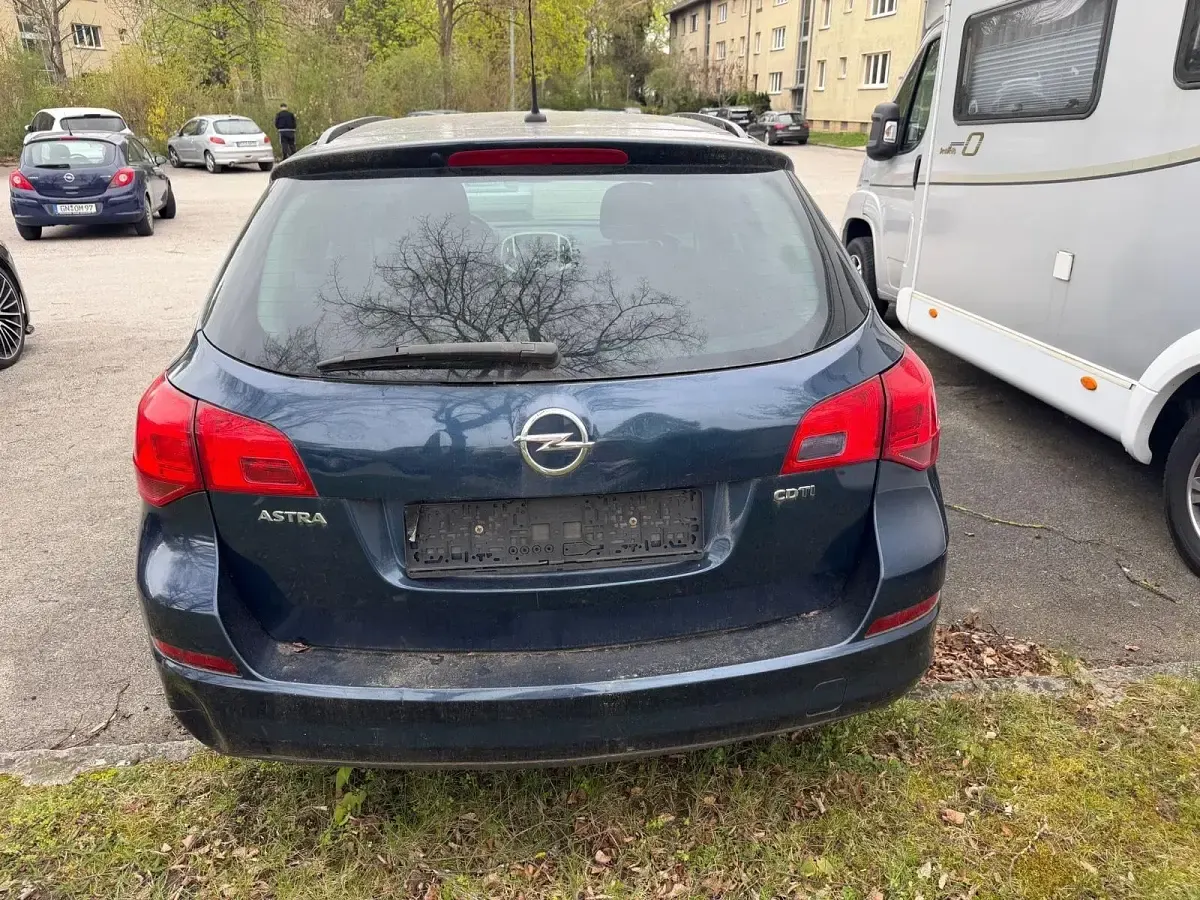 Używany Opel Astra 125 KM (91 kW) 2011 Niebieski Kombi