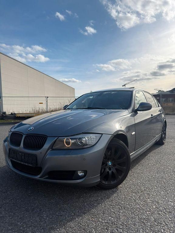 Gebraucht BMW 318 143 PS (105 kW) 2010 Grau Limousine