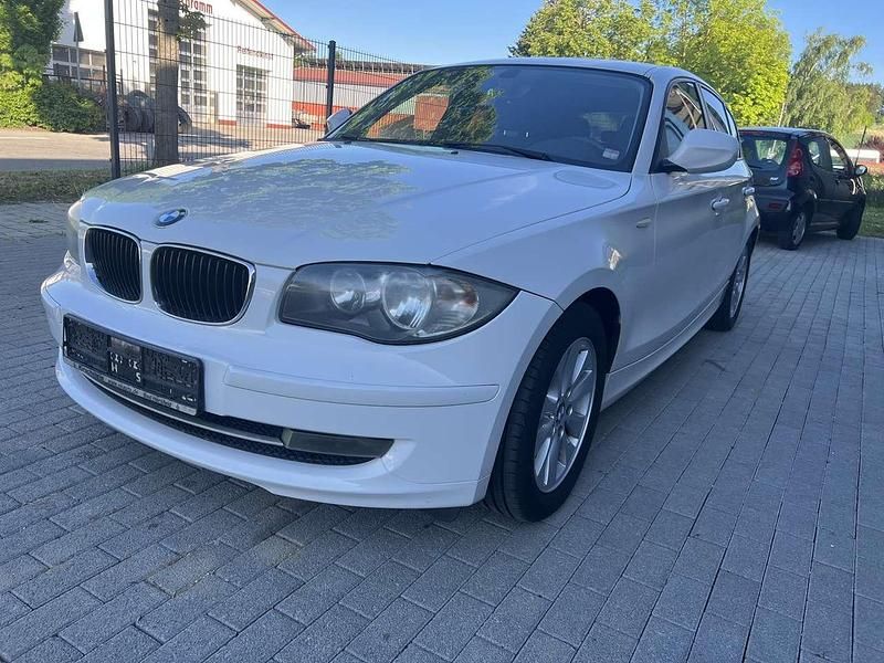 Weiß Gebraucht 2011 BMW 116 Lifestyle Kleinwagen | 4.200 € (Guter Preis) - Bild 1/4