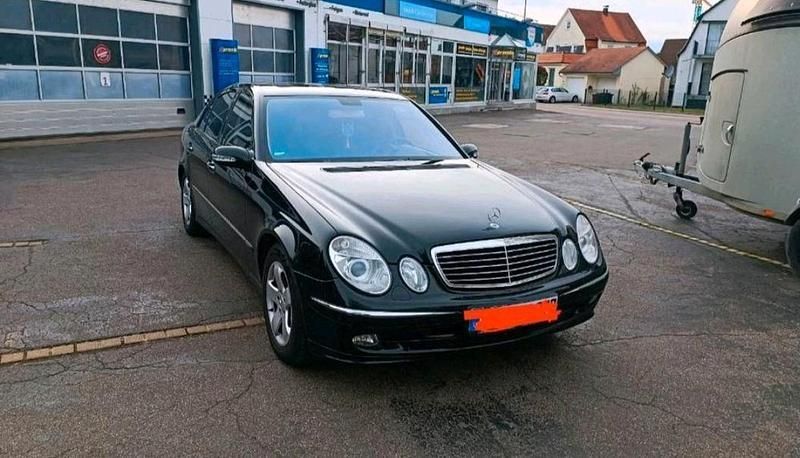 Schwarz Gebraucht 2004 Mercedes E320 Avantgarde Limousine | 6.500 € (Etwas zu teuer) - Bild 1/4