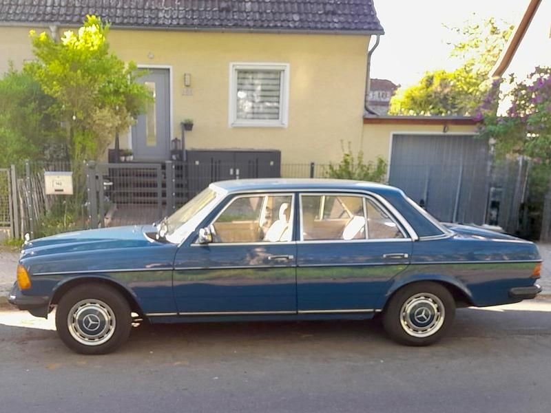 Blau Gebraucht 1982 Mercedes 200 Limousine | 6.500 € - Bild 1/4