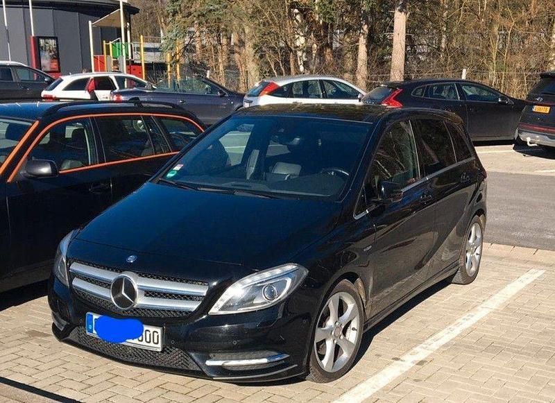 Schwarz Gebraucht 2012 Mercedes B180 Van / Kleinbus | 8.500 € (Guter Preis) - Bild 1/4