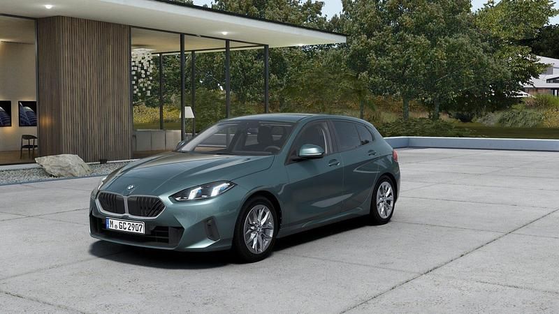 Grün Neu 2025 BMW 120 Performance Kleinwagen | 33.440 € (Superpreis) - Bild 1/4