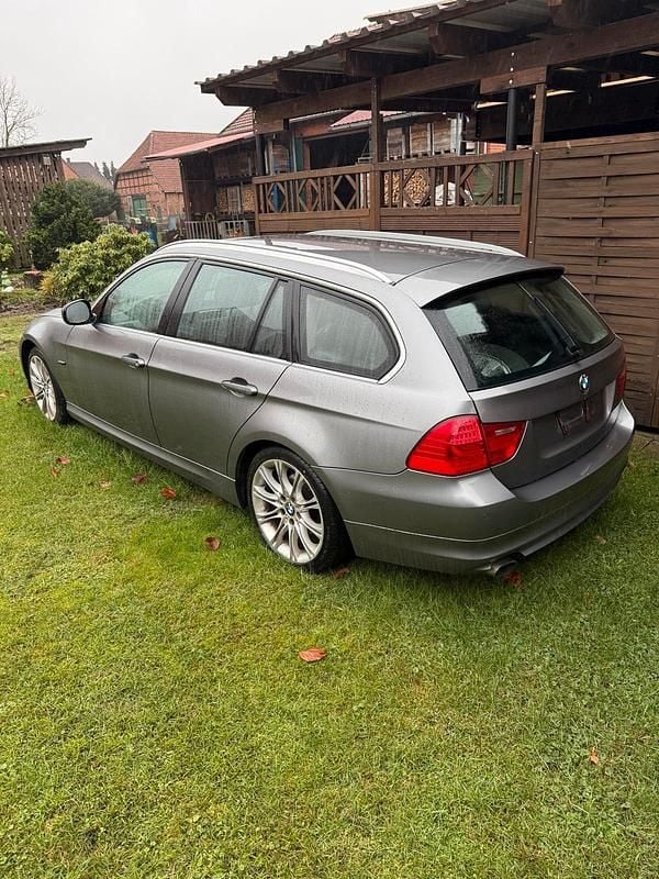 Gebraucht BMW 318 143 PS (105 kW) 2011 Grau Kombi