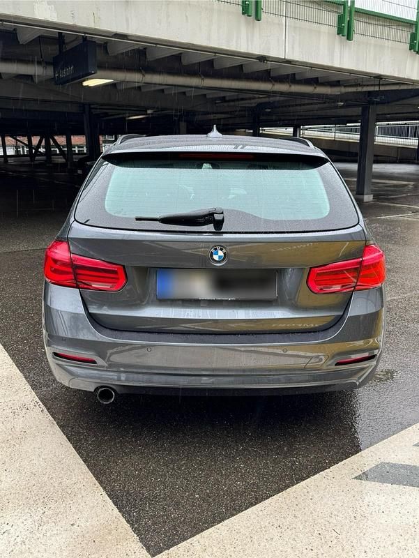 Gebraucht BMW 318 Advantage 136 PS (100 kW) 2018 Grau Kombi