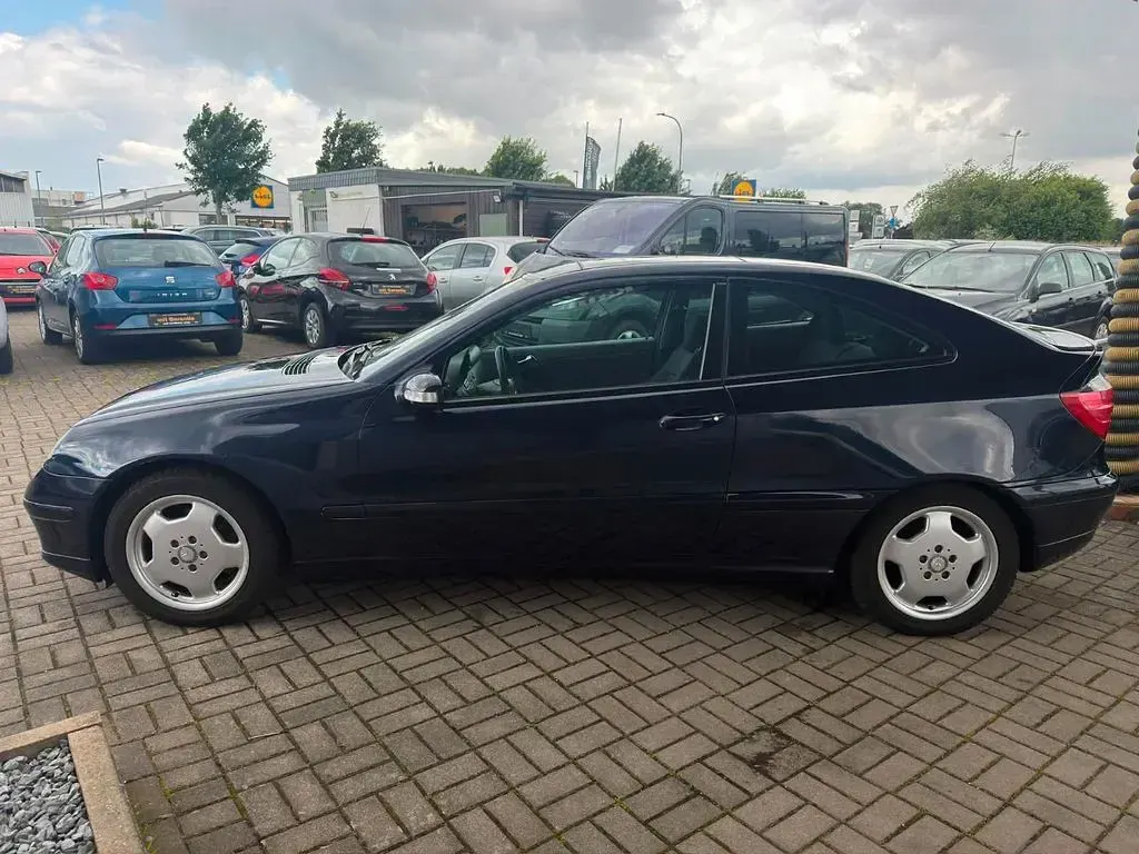 Gebraucht Mercedes C180 143 PS (105 kW) 2002 Blau Coupé